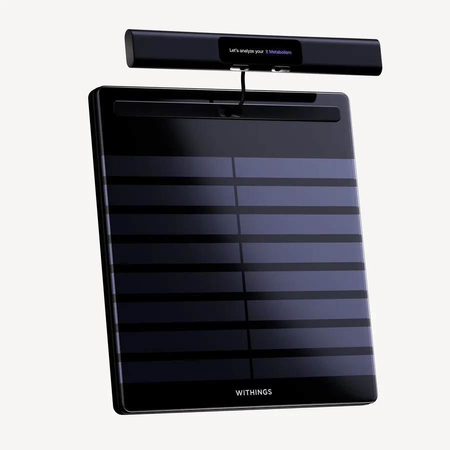 Withings BodyScan 2 in Schwarz mit ausgezogenem Griff über der Wiegefläche